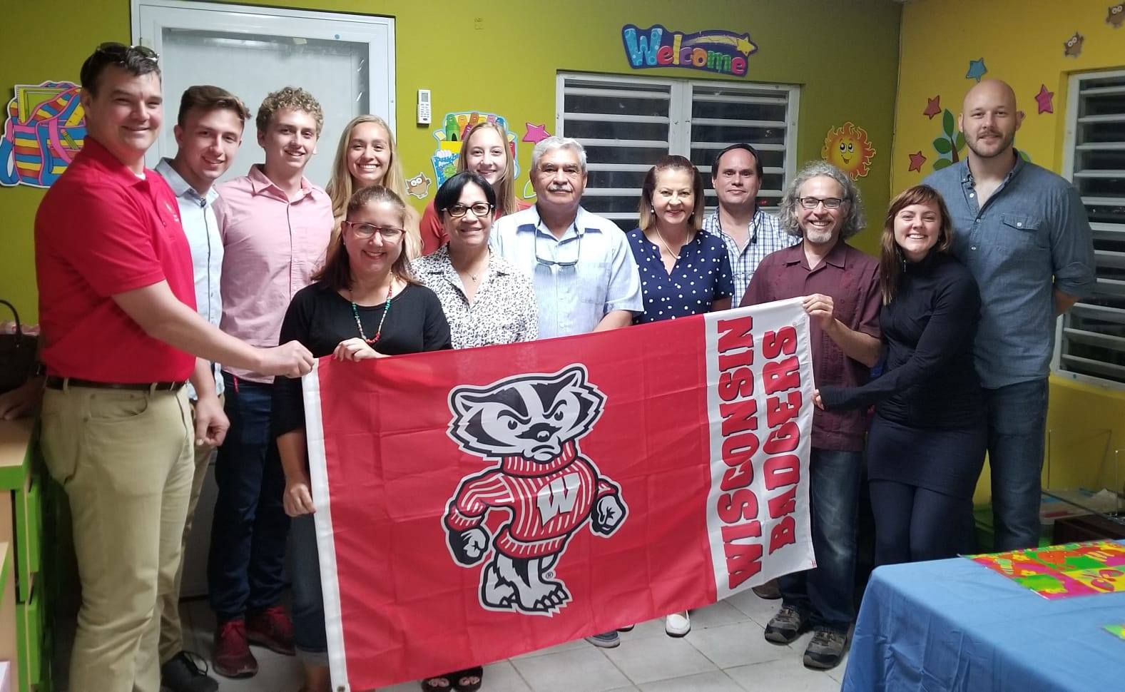 Dr. James Tinjum y estudiantes de ingeniería de la Universidad de Wisconsin en Madison